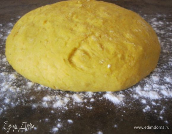 Сформировать круглую буханку.
Выложить на присыпанную мукой противень, с пек.бумагой.
Оставить на расстойку на 1-1.5 часа.