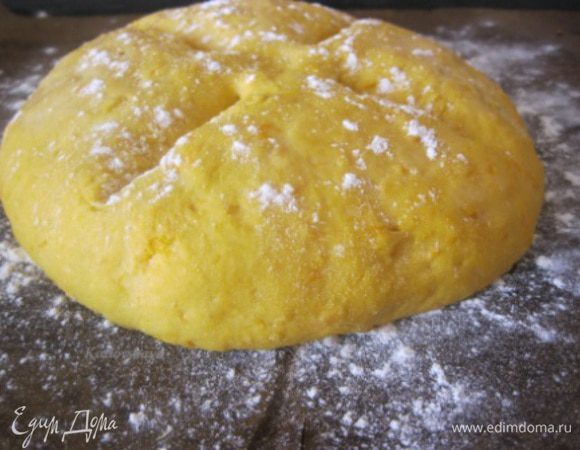 Смазать молоком, присыпать мукой.
Сделать острым ножом надрезы.
* У меня в итоге надрезов не видно было :)