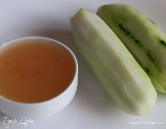 Огурцы очищаем от кожуры, мед смешиваем с лимонным соком.