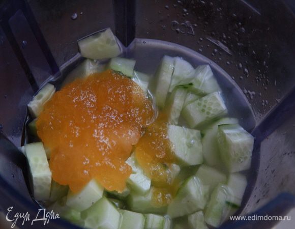 В чашу блендера нарезаем кубиком огурцы, добавляем половину воды и медово-лимонную смесь.
