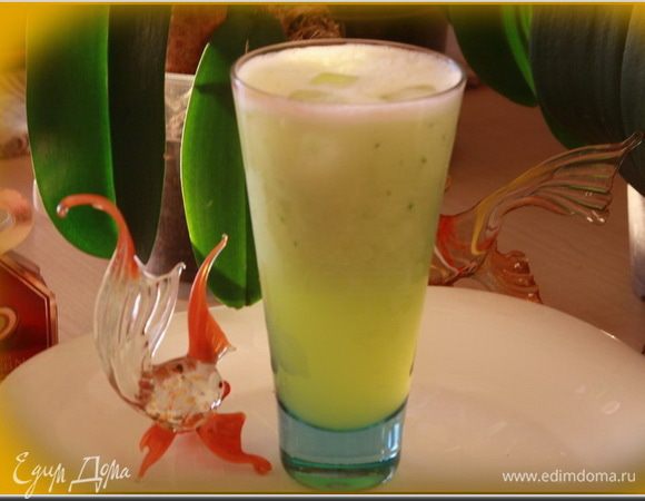 Взбиваем все на режиме пульсар до однородной массы. Затем добавляем остальную воду, взбиваем до устойчивой пены, выливаем в стакан, добавляем кубики льда и наслаждаемся. Приятных вам мгновений.