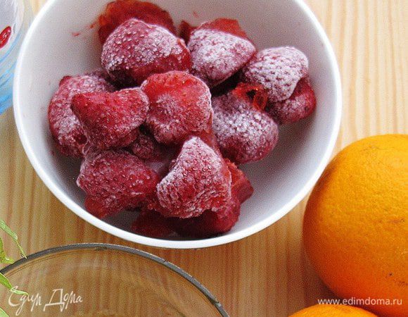 Замороженную клубнику поставить размораживаться. 