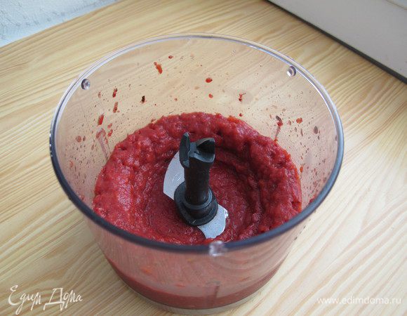 Клубнику не до конца размороженную, засыпать сахаром и пюрировать блендером. Сначала она будет измельчаться с трудом, можно добавить в блендер ложку апельсинового сока. Получится клубничное сорбе.