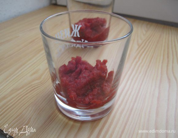 На дно стаканов кладём клубничное сорбе.