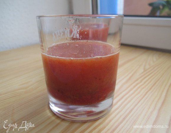 Затем добавляем апельсиновый сок и доливаем газированной водой.