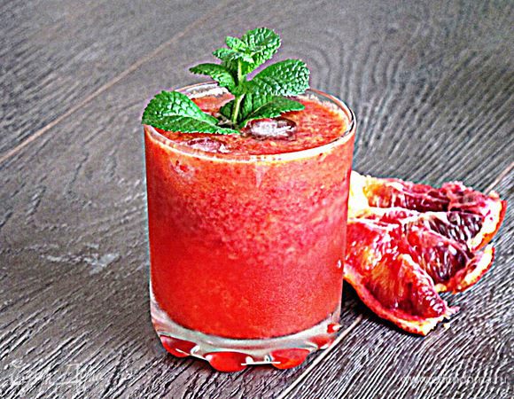 Коктейль украсить мятой и добавить кубики льда.