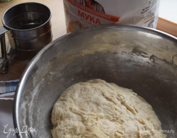 Тесто будет готовым, когда перестанет прилипать к рукам. Оставляем на 1 час на расстойку.