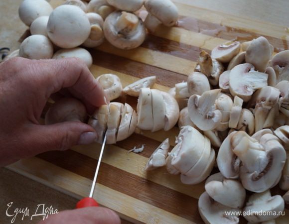  Теперь делаем начинку: измельчаем грибы,