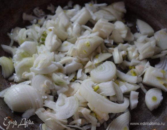 Отдельно обжариваем лук.