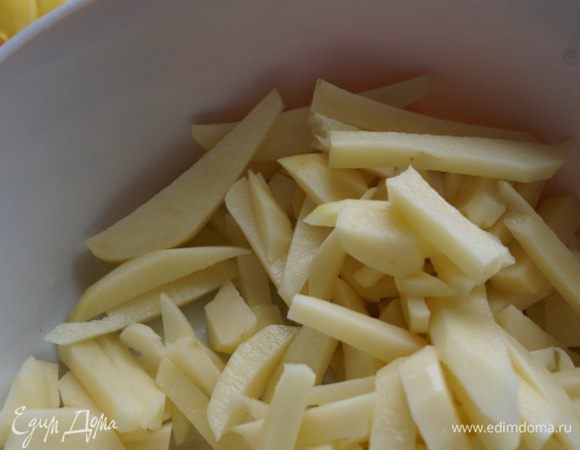 Картофель нарезаем столбиками, солим, перчим.