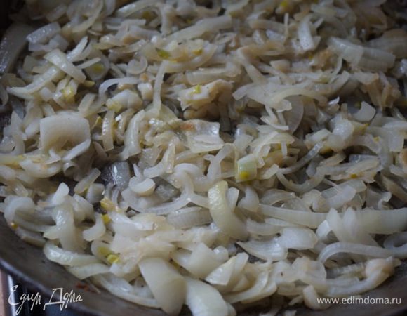 Лук  обжарен до прозрачного состояния.