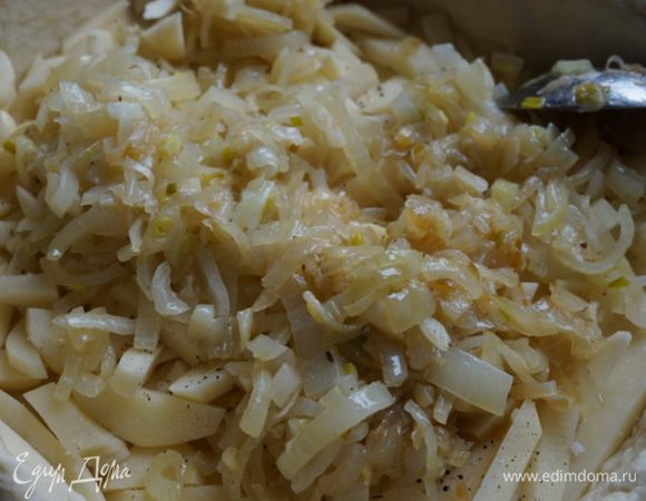 Затем - обжаренный лук,