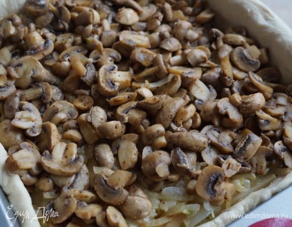 И последним слоем выкладываем грибы.