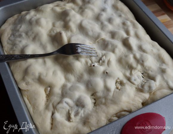 Закрываем пирог сверху оставшимся  тестом.  Поверхность его  густо накалываем вилкой, даем пирогу 15 минут для подъема. Ставим в духовку нагретую до 180-175*С на 1час, закрыв поверхность пирога пергаментом. 