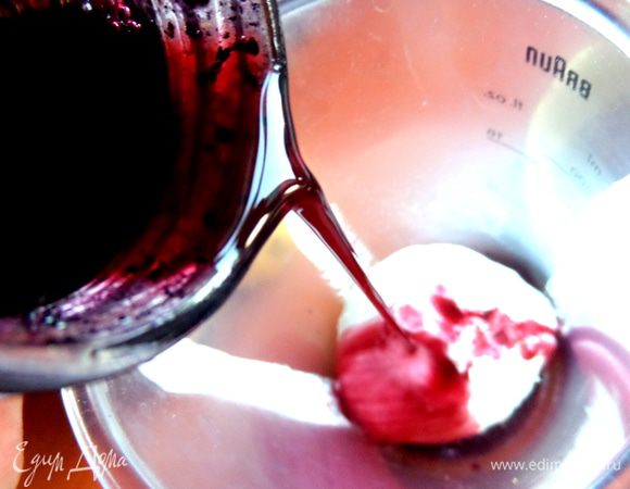 Добавим сироп черники по вкусу.