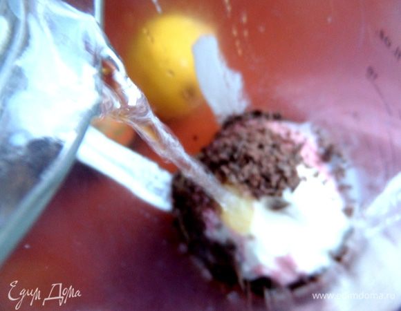 Чтобы сделать коктейль питьевым,добавим немного воды кипячёной,охлаждённой.