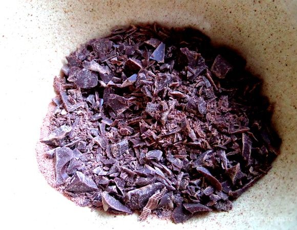 Шоколадную крошку я собираю от нескольких шоколадок,которые ломаю для рецептов и всегда образуется мелкая крошка,которую ссыпаю в пиалочку.