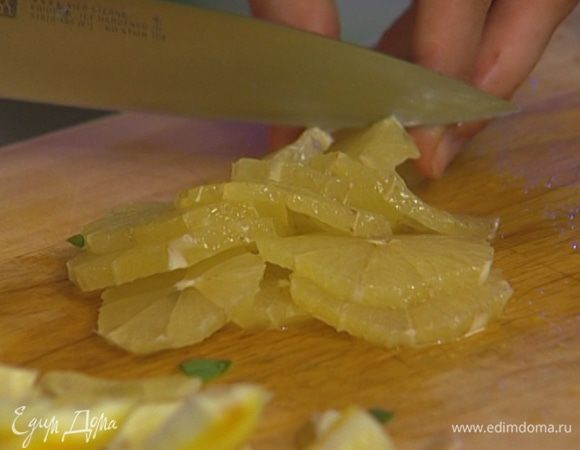 С лимона срезать корку и нарезать мякоть кружками толщиной 5 мм, а затем разрезать каждый кружок еще на 8 частей.