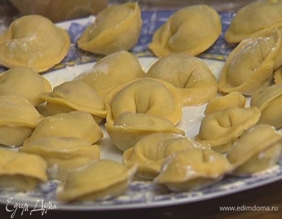 Отваривать пельмени в большой кастрюле с кипящей подсоленной водой 8–10 минут, затем вынуть шумовкой.