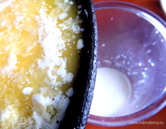 Влить немного остывшее масло в молоко или йогурт.