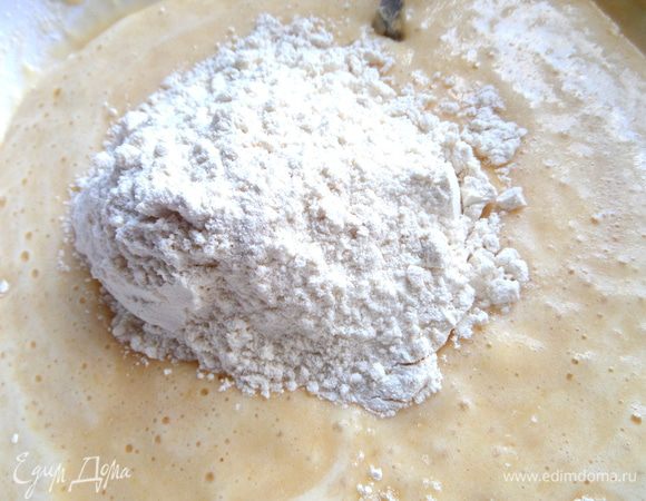 Остальную муку. Вымешать,дать постоять.