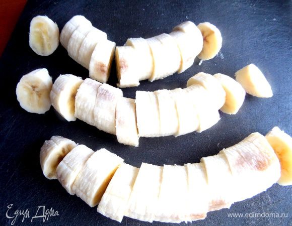 Бананы покрошить..