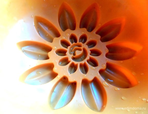 Форму сбрызнуть маслом.