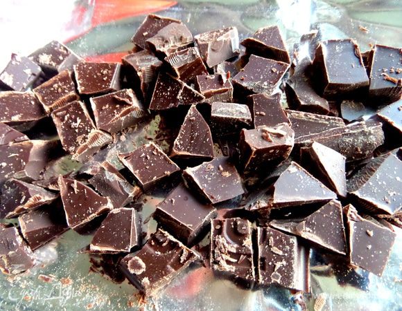 Шоколад нарезать или поломать кусками.