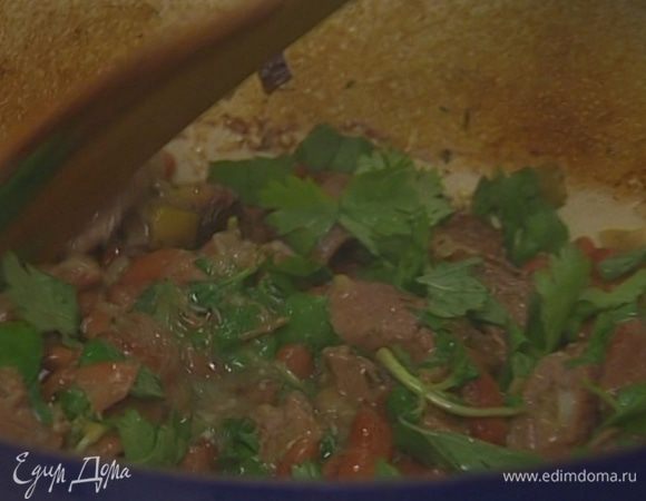 Мяту и кинзу мелко порубить и присыпать готовое блюдо.