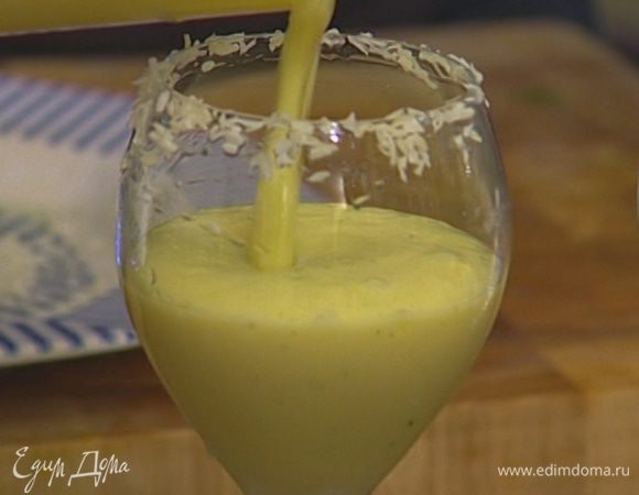 Разлить коктейль по бокалам.