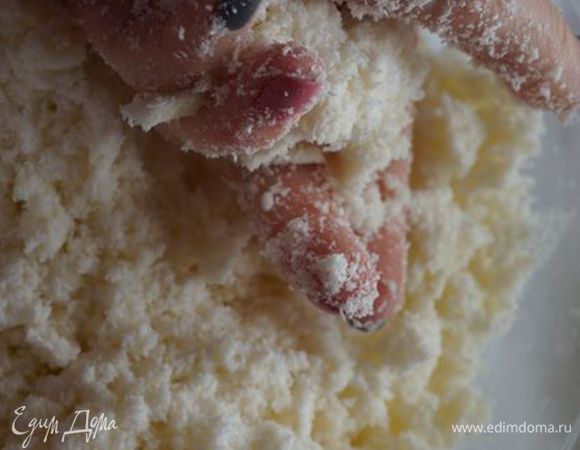 Растереть в крошку, поставить в холодильник.