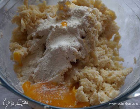 Добавить желток, оставшуюся муку. Скатать тесто в шар, охладить в морозилке минут 15-20, в холодильнике - чуть дольше.