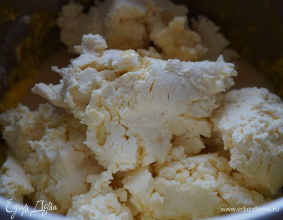 Добавить сливочный сыр (или кремообразный творог), сок свежевыжатого лимона, ликер, взбивать до образования однородной гладкой массы.