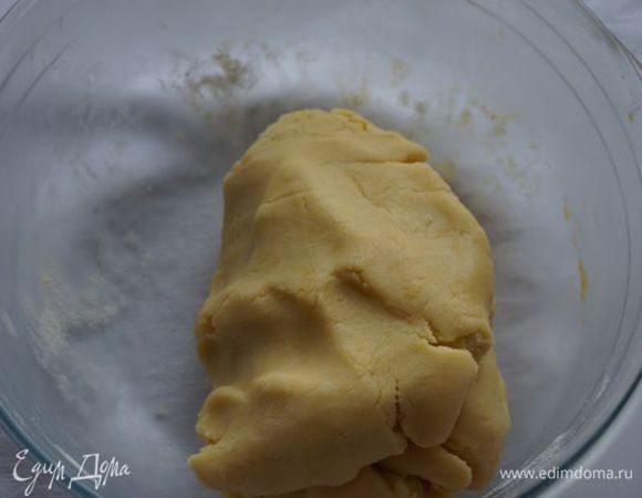 Достаем наше тесто из холодильника.