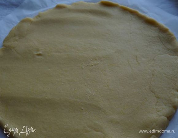 Раскатываем по дну формы (я всегда выстилаю пергаментом) или утрамбовываем пальцами (как любит Юлечка Высоцкая)))