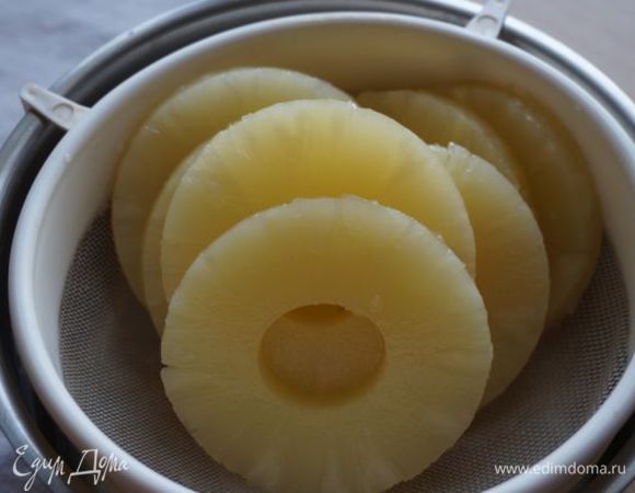 Ананас слить! Порезать на кусочки.