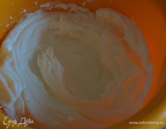 Яичные белки взбить с оставшимся сахаром в устойчивую пену.