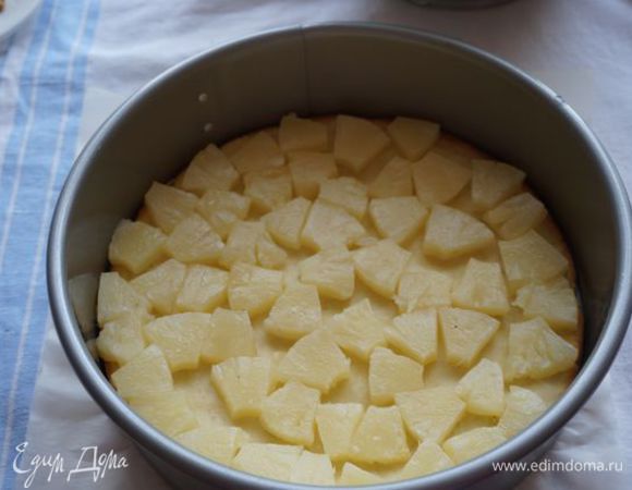 На песочную основу выложить ананас.