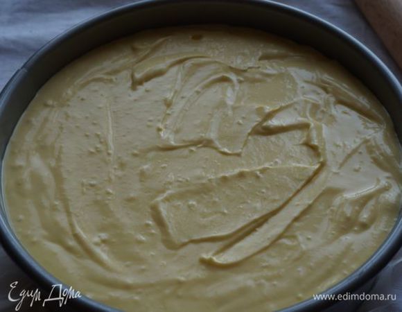 Сверху - творожную начинку.