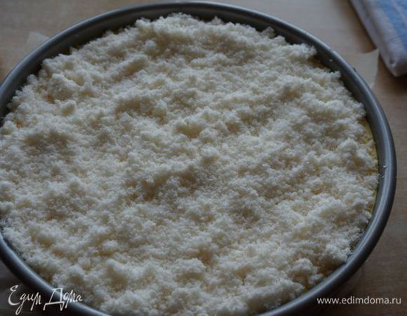 Выложить сверху крамбл, отправить опять в духовку на 40 минут.