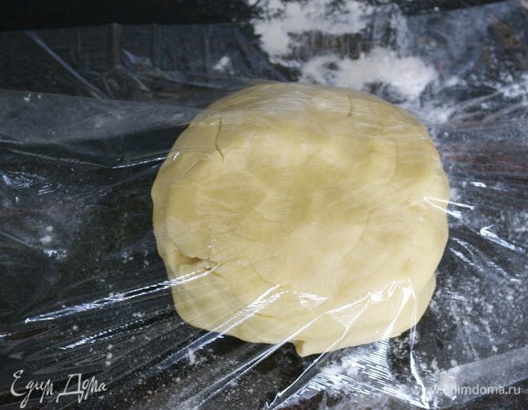 Приготовить песочное тесто, смешав в чаше блендера все ингредиенты. Из получившегося тесто сформировать шар, завернуть в пищевую пленку и убрать в холодильник минимум на 30 минут.  