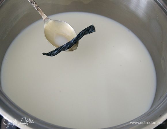 Духовку разогреть до 175-180 С.
В кастрюльку вылить молоко и поставить закипать вместе с половинкой стручка ванили.  