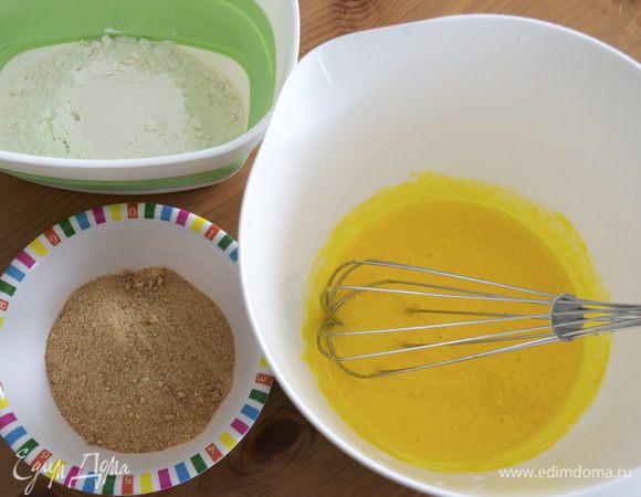 Отдельно растереть желтки с сахаром. Добавить 50 г измельченного печенья и муку. 