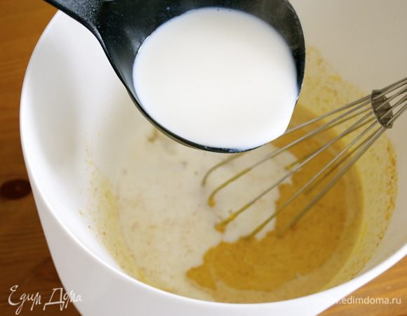 Осторожно влить горячее молоко и размешать, чтобы не было комочков.