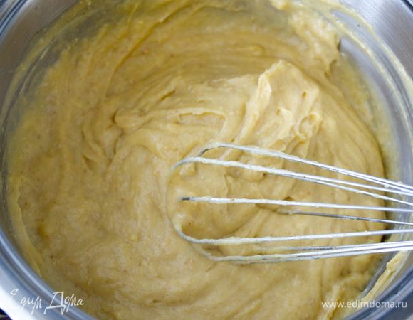 Перелить смесь в кастрюльку и варить на слабом огне до загустения. Положить масло. Размешать.