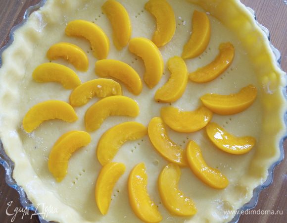 Нарезать дольками персики. Как альтернатива можно использовать ЯБЛОКИ!