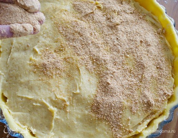 Сверху присыпать оставшейся крошкой печенья (50 г).