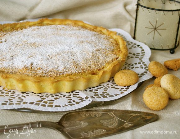 Готовый пирог полностью остудить. Переложить на сервировочное блюдо.