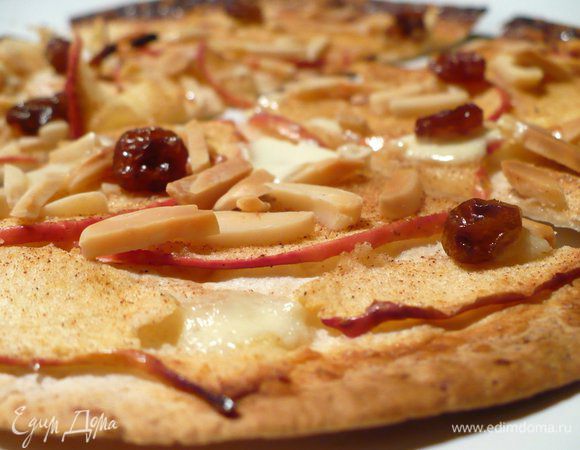 Посыпать сахаром с корицей и миндалем и отправить в предварительно до 200С разогрутую духовку на 5-7 минут. Затем доабвить изюм (иначе сгорит) и выпекать ещё 5-7 минут.