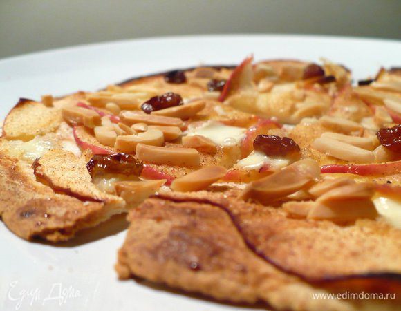 Достать из духовки, разрезать каждый фламмкухен на 4 части и ещё посыпать сахаром с корицей.